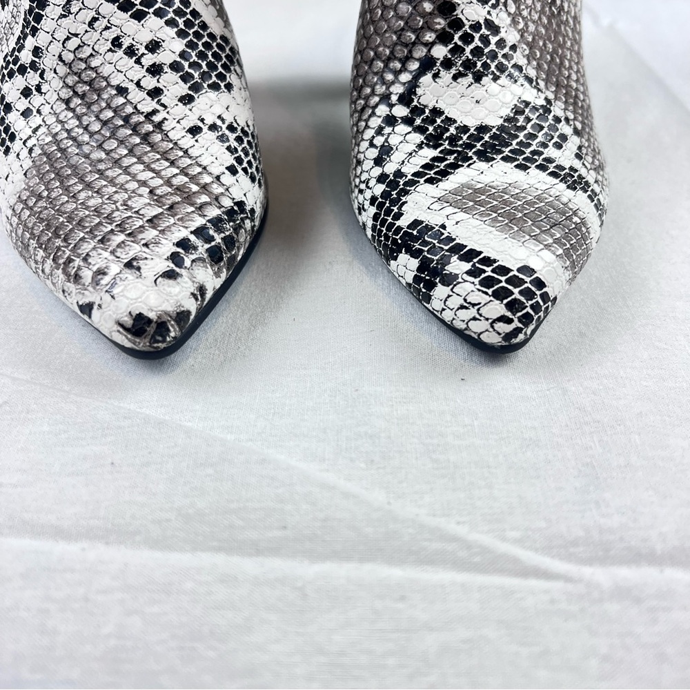 Qupid Women Snakeskin print Bootie 8.5 Faux Leather Point J Toe Black Ivory - Picture 5 of 11
